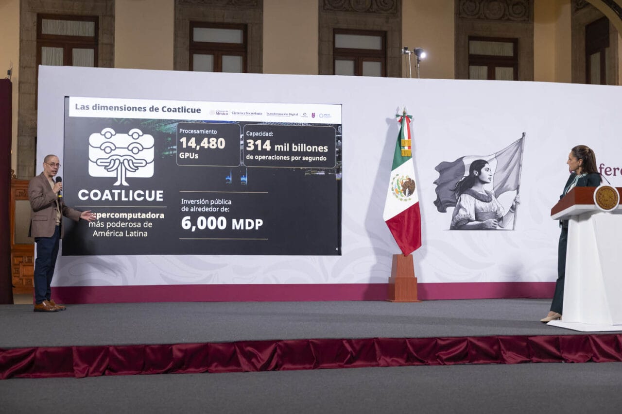 Presidenta Sheinbaum señala infografía de la supercomputadora Coatlicue durante conferencia en Palacio Nacional.