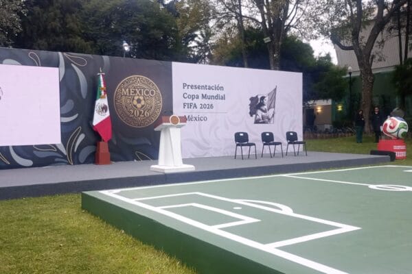 Stand diseñado para la conferencia de la poresidenta sobre el Mundial de 2026