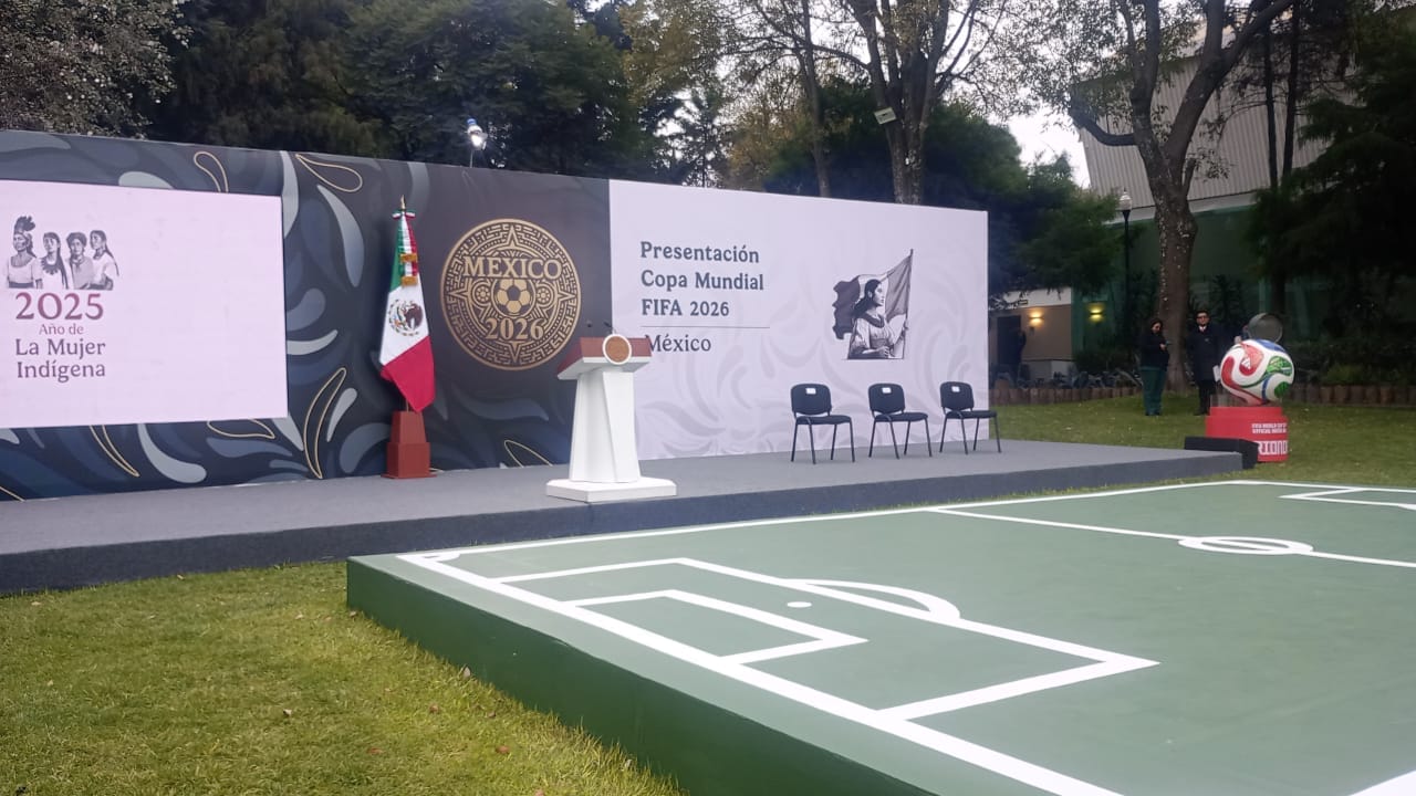 Stand diseñado para la conferencia de la poresidenta sobre el Mundial de 2026