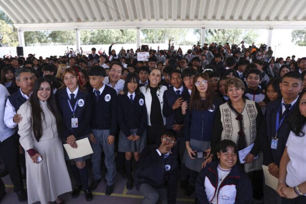 Estudiantes del bachillerato 9/16 durante inauguración con presidenta Sheinbaum en Zumpango