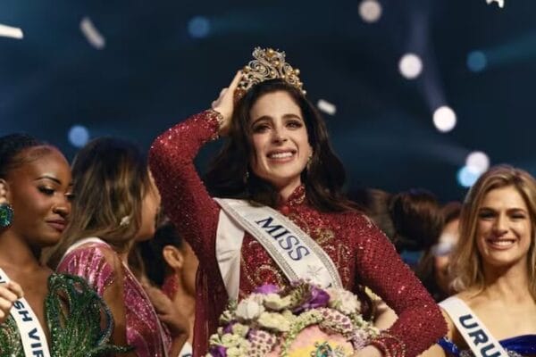 Fátima Bosch, Miss Universo 2025, sonriente con la corona y el banderín tras su coronación en el Impact Arena, Tailandia.