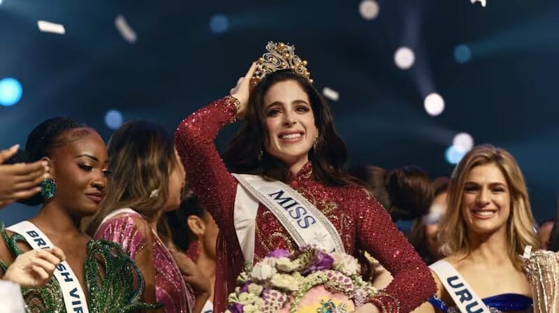 Fátima Bosch, Miss Universo 2025, sonriente con la corona y el banderín tras su coronación en el Impact Arena, Tailandia.