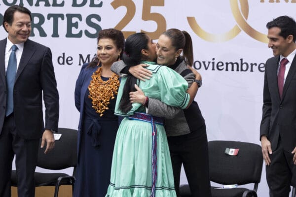 Presidenta Sheinbaum saluda y estrecha la mano de la atleta María Lorena Ramírez durante la ceremonia del Premio Nacional de Deportes.