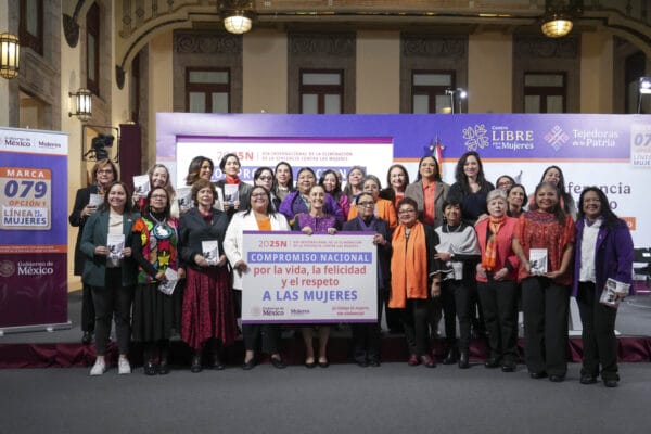 Presidenta Sheinbaum rodeada por su Gabinete Ampliado de mujeres en el Salón de la República de Palacio Nacional.
