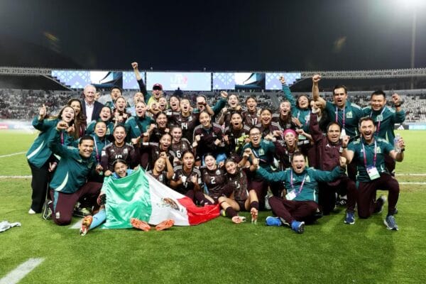 Jugadoras de la Selección Mexicana Femenil Sub-17 celebran la medalla de bronce en el podio de Marruecos 2025