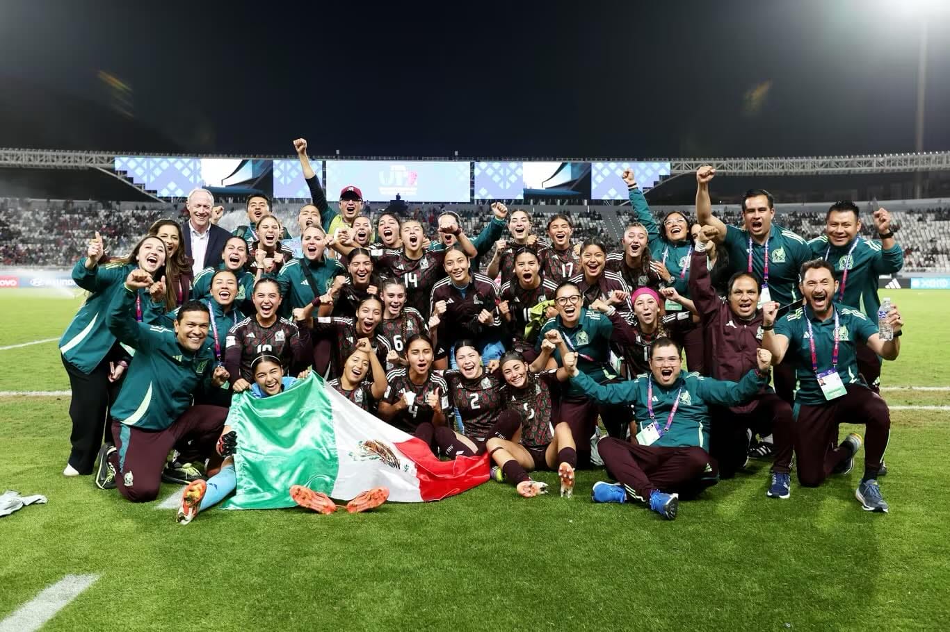 Jugadoras de la Selección Mexicana Femenil Sub-17 celebran la medalla de bronce en el podio de Marruecos 2025