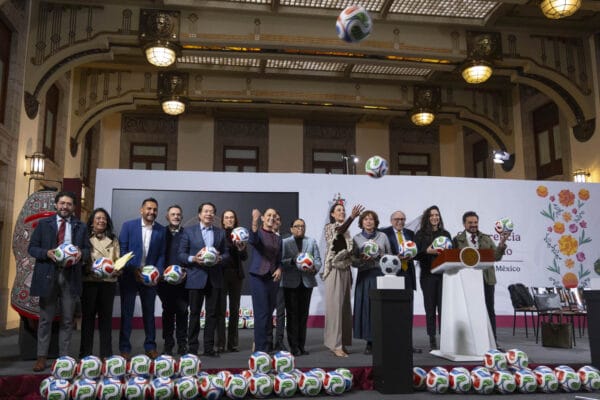 Presidenta Sheinbaum presenta el Mundial Social 2026 en Palacio Nacional con su gabinete.