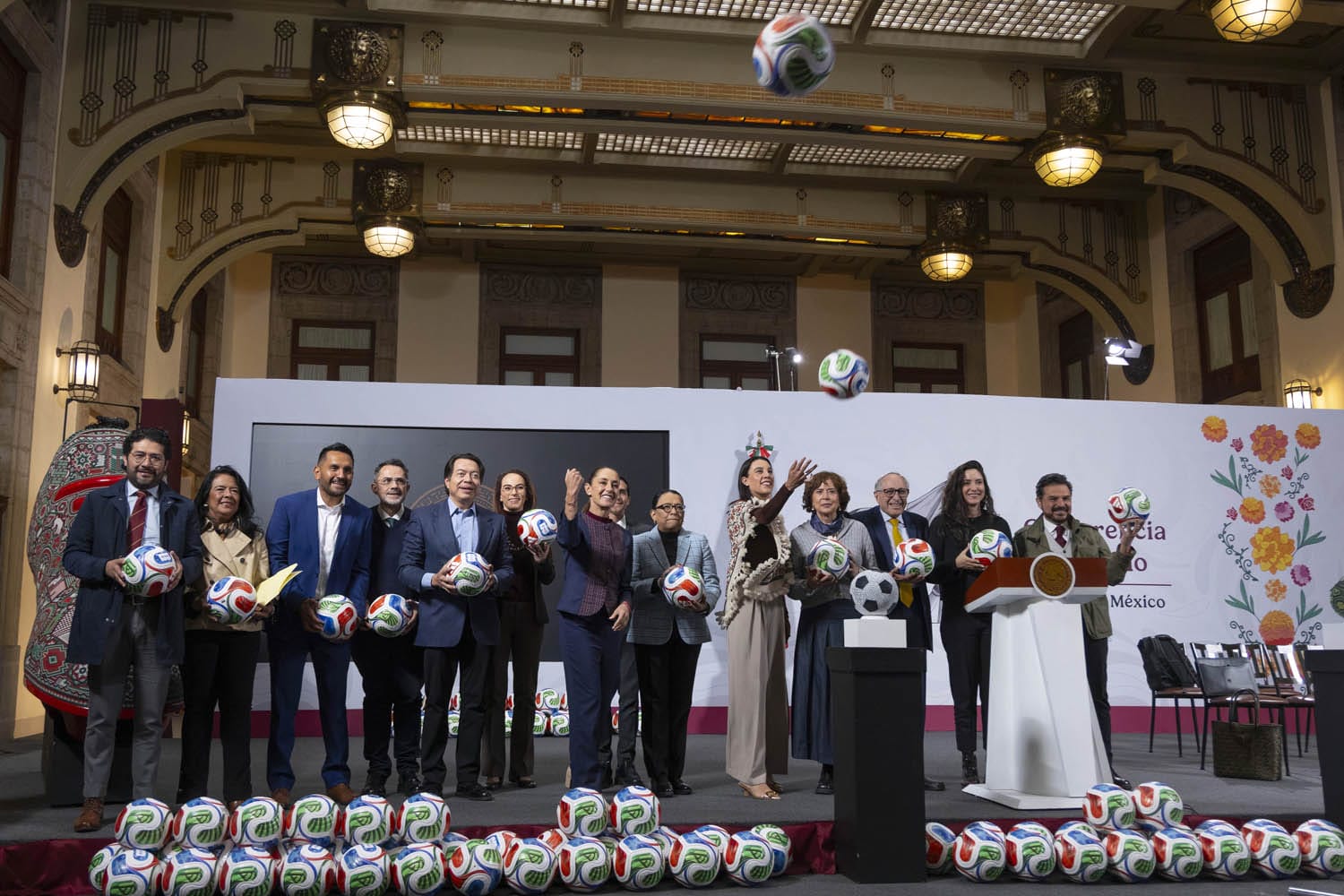 Presidenta Sheinbaum presenta el Mundial Social 2026 en Palacio Nacional con su gabinete.