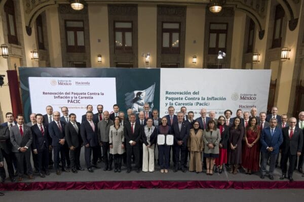 Presidenta Sheinbaum firma acuerdo Pacic con secretarios y empresarios en Palacio Nacional.