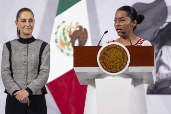 Presidenta Sheinbaum escucha a panelistas del coloquio Mujeres del Maíz en Palacio Nacional.