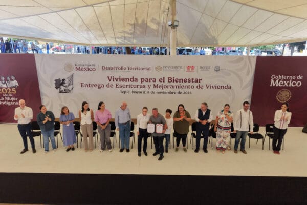 Beneficiario del Infonavit recibe documento de cancelación de crédito hipotecario por un millón de pesos