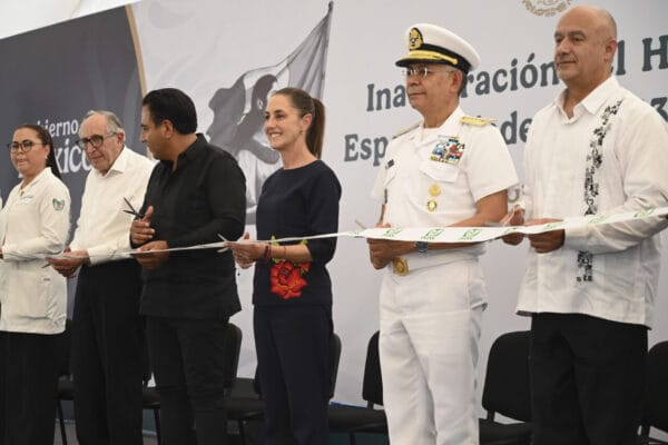 Presidenta Sheinbaum corta el listón inaugural del Hospital General de Especialidades No. 13 del IMSS en Tuxtla Gutiérrez.