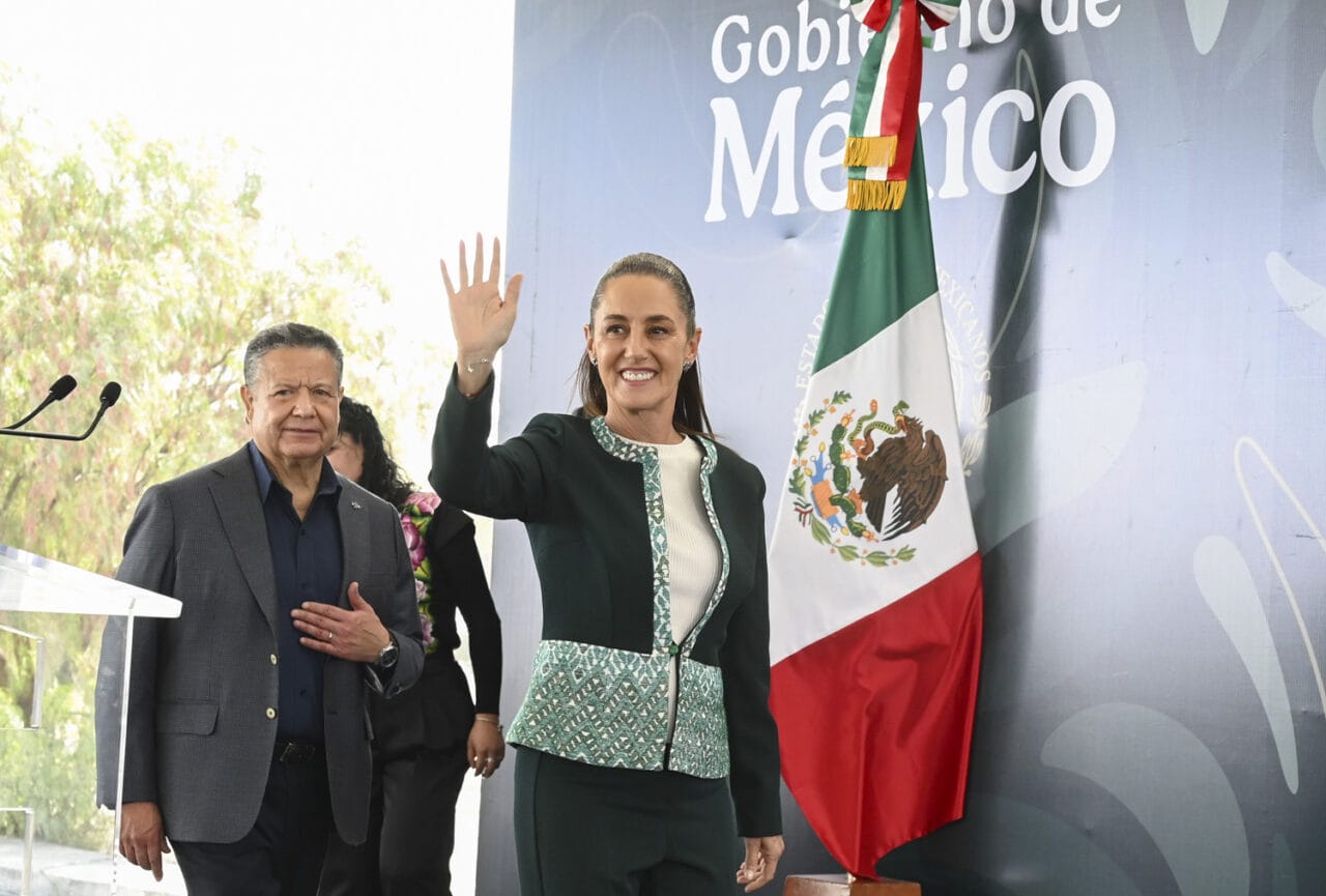 Presidenta Sheinbaum saluda a jóvenes estudiantes en la feria de innovación InnovaTecNM 2025 en Pachuca, Hidalgo.