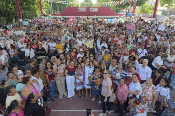 Presidenta Sheinbaum saluda a multitud de mujeres en evento de Pensión Bienestar en Puerto Morelos, Quintana Roo.