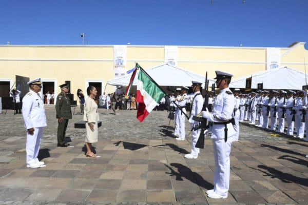 Presidenta Sheinbaum saluda a la formación de la Armada de México durante la conmemoración del Bicentenario en Veracruz.