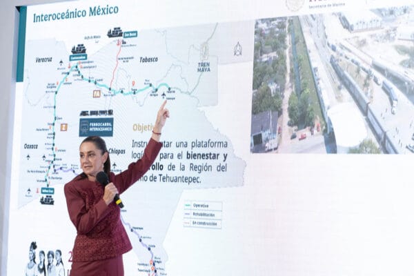 Presidenta Sheinbaum saludando a una multitud desde una estación restaurada del Tren Interoceánico en Oaxaca.