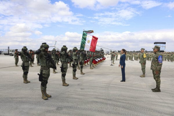 Presidenta Sheinbaum saluda a soldados durante ceremonia de reconocimiento en base aérea de Zumpango.