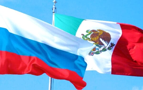 135 aniversario de relaciones diplomáticas entre Rusia y México, con las banderas de ambos países.