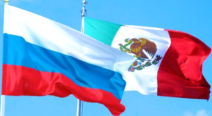 135 aniversario de relaciones diplomáticas entre Rusia y México, con las banderas de ambos países.