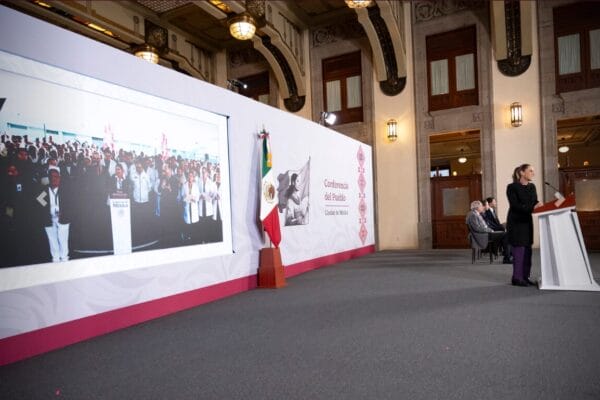 Presidenta Sheinbaum y secretarios de Salud durante la conferencia en Palacio Nacional.
