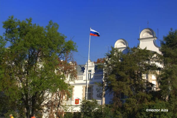 Fachada de la Embajada de la Federación Rusa en la Ciudad de México, con su bandera ondeando.