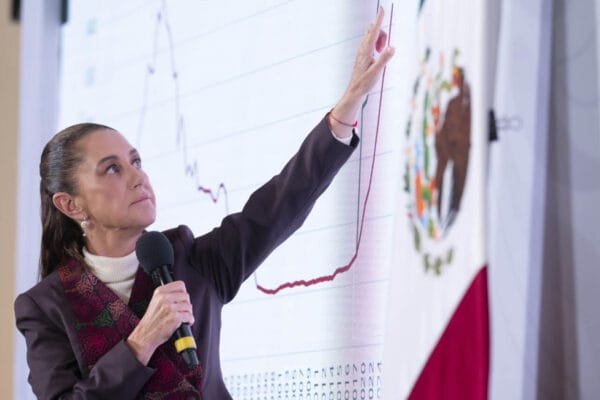 Gráfica mostrada por la presidenta Sheinbaum sobre la evolución del salario mínimo en México desde 1976.