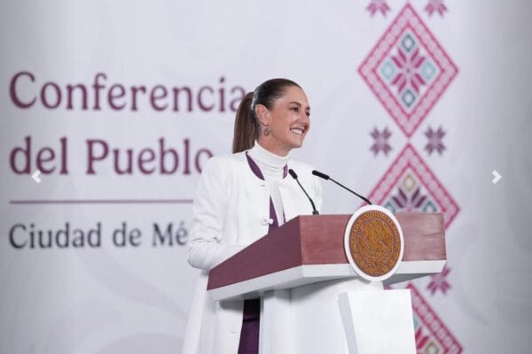 Presidenta Claudia Sheinbaum hablando durante su conferencia de prensa en Palacio Nacional, 22 de diciembre de 2025.