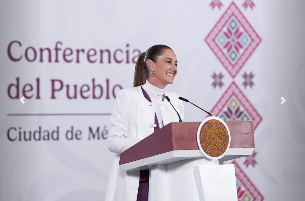 Presidenta Claudia Sheinbaum hablando durante su conferencia de prensa en Palacio Nacional, 22 de diciembre de 2025.