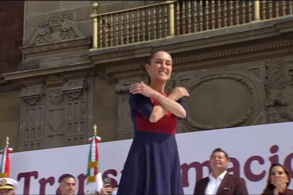 Vista del palco oficial con gobernadores, miembros del gabinete