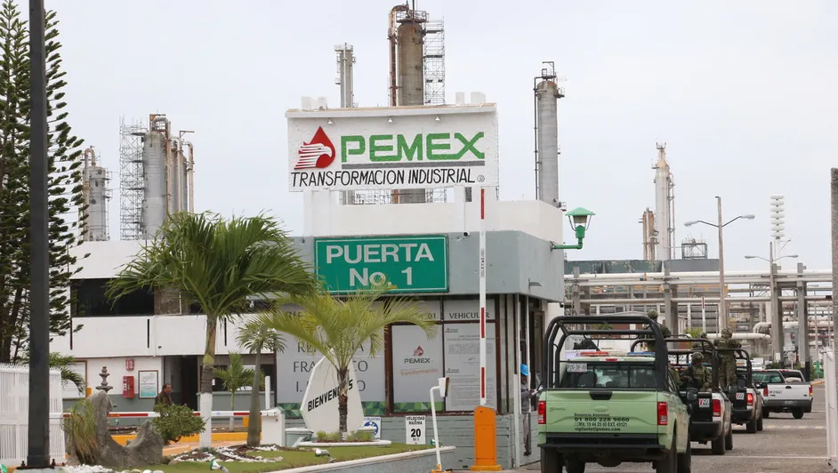 Acceso principal a instalaciones operativas de Petróleos Mexicanos con señalización de seguridad y logotipo corporativo.