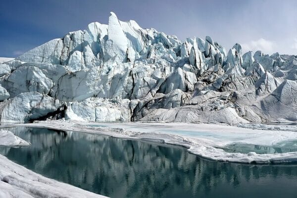Glaciar Matanuska en Alaska, de 43 km de largo, con paredes de hielo azulado y grietas profundas, visto desde la Glenn Highway.