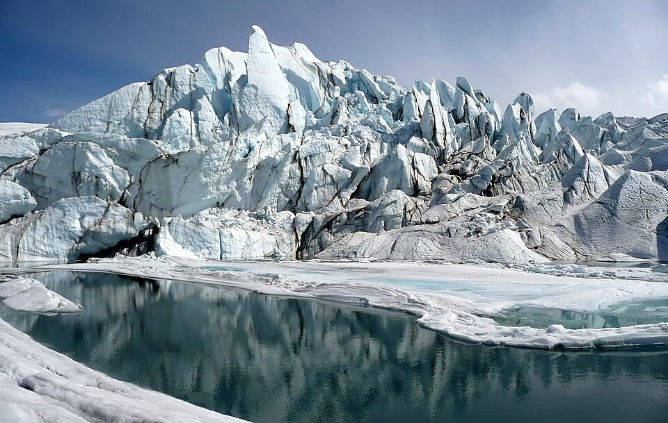 Glaciar Matanuska en Alaska, de 43 km de largo, con paredes de hielo azulado y grietas profundas, visto desde la Glenn Highway.