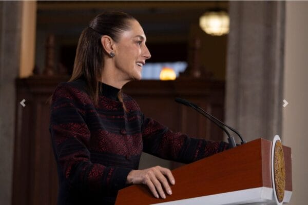 Presidenta Claudia Sheinbaum habla en el podio durante la conferencia de prensa matutina en Palacio Nacional.