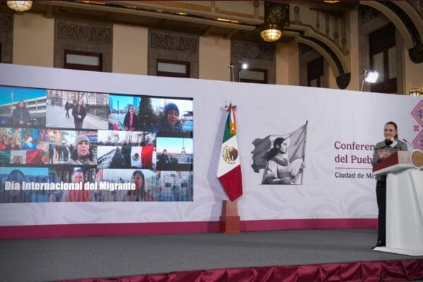 Captura de pantalla del video con saludos de migrantes desde Estados Unidos proyectado en la mañanera.
