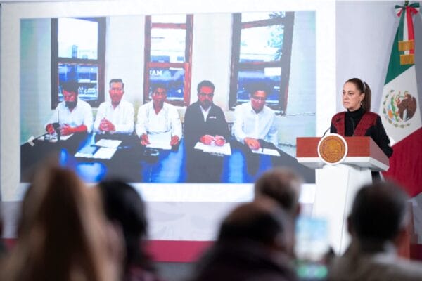 Presidenta Claudia Sheinbaum habla con una paciente en el Hospital IMSS Bienestar de Salina Cruz, Oaxaca, el 29 de diciembre de 2025.