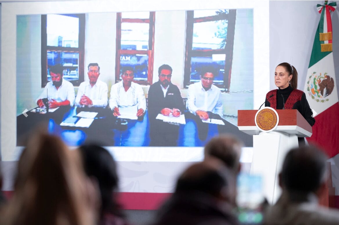 Presidenta Claudia Sheinbaum habla con una paciente en el Hospital IMSS Bienestar de Salina Cruz, Oaxaca, el 29 de diciembre de 2025.