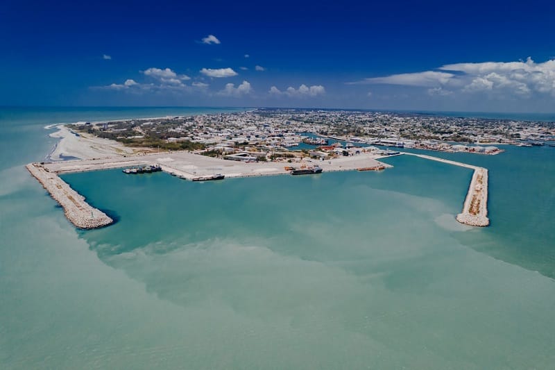 Vista aérea del Puerto Isla del Carmen, Campeche, con instalaciones portuarias y costa del Golfo de México.