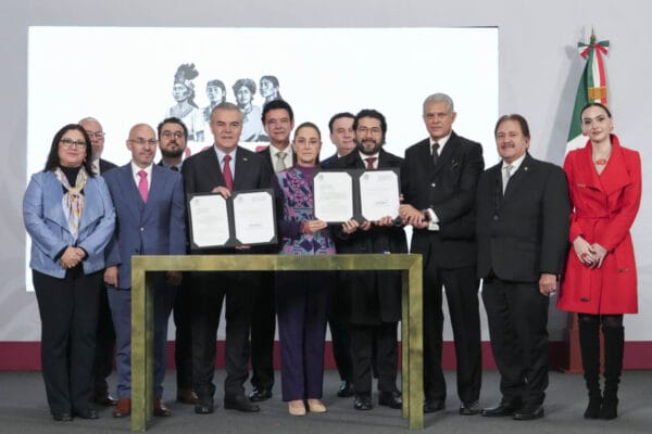 Presidenta Claudia Sheinbaum firma el proyecto de reforma para la semana laboral de 40 horas, rodeada de secretarios y líderes empresariales y sindicales.