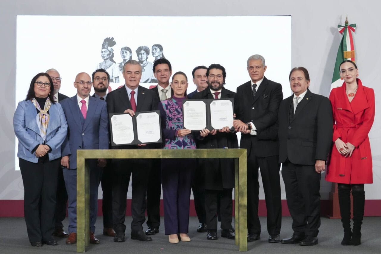 Presidenta Claudia Sheinbaum firma el proyecto de reforma para la semana laboral de 40 horas, rodeada de secretarios y líderes empresariales y sindicales.