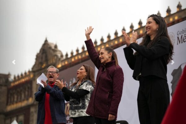 Claudia Sheinbaum, Clara Brugada y Paco Ignacio Taibo II sostienen juntos algunos ejemplares de la colección "25 para el 25".