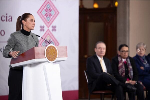 Presidenta Claudia Sheinbaum habla en conferencia de prensa en Palacio Nacional, anunciando el acuerdo para Cananea y el río Sonora.