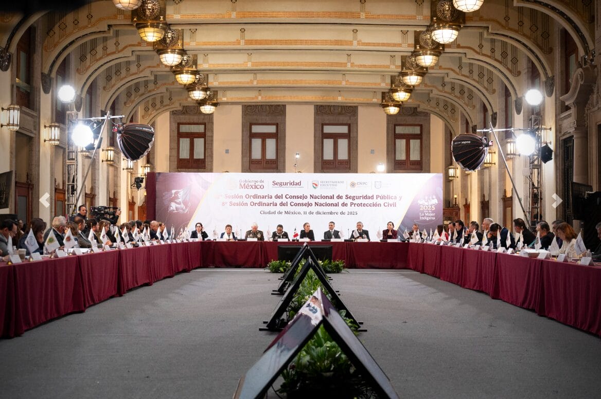 Presidenta Claudia Sheinbaum habla en el podio del Salón de Acuerdos de Palacio Nacional durante el Consejo de Seguridad.