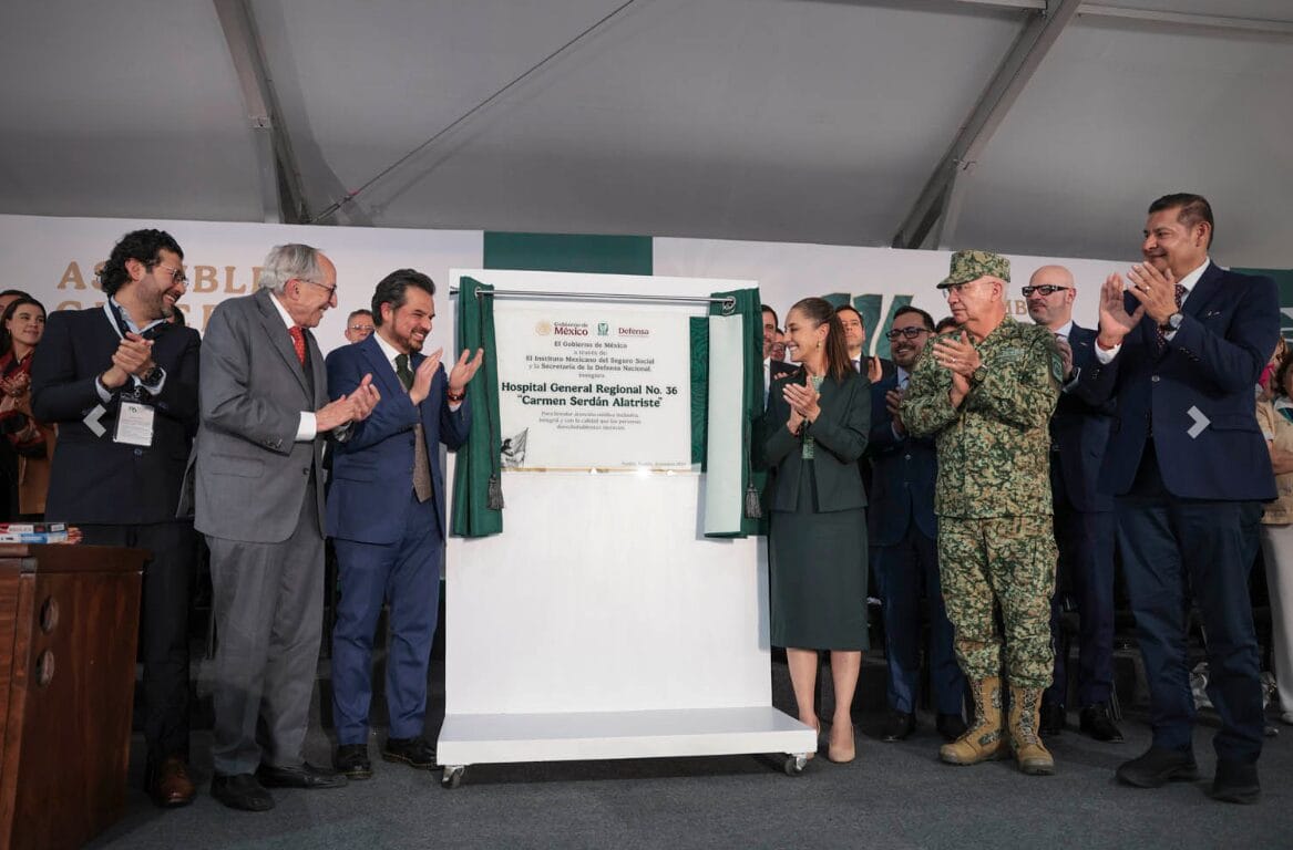 Presidenta Claudia Sheinbaum devela placa del Hospital General Regional 36 Carmen Serdán en Puebla, acompañada del director del IMSS y el gobernador.