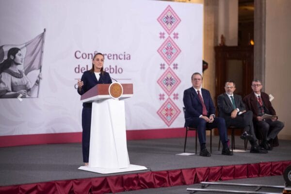 Presidenta Sheinbaum y secretario Ebrard durante la presentación del paquete arancelario en Palacio Nacional.