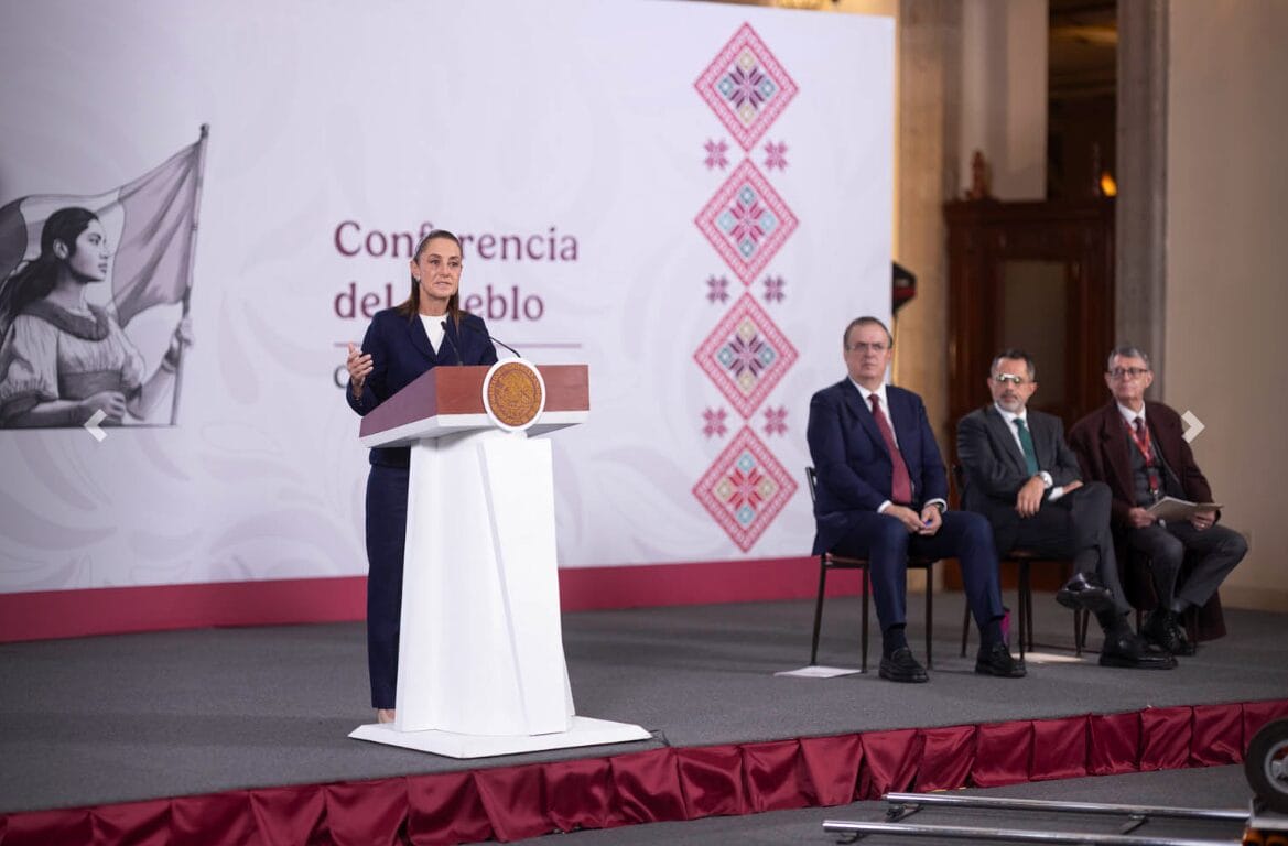 Presidenta Sheinbaum y secretario Ebrard durante la presentación del paquete arancelario en Palacio Nacional.
