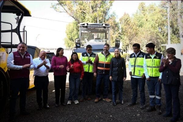 Presidenta Sheinbaum simbólicamente entrega llaves de maquinaria a alcaldes del Edomex en patio del Centro de Conservación.