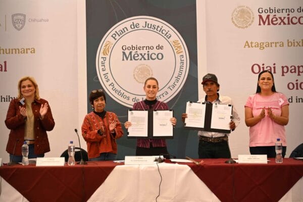 Presidenta Claudia Sheinbaum entrega documento de propiedad comunal a Antonio Ayala, representante ódami, en Santa Tulita, Chihuahua.