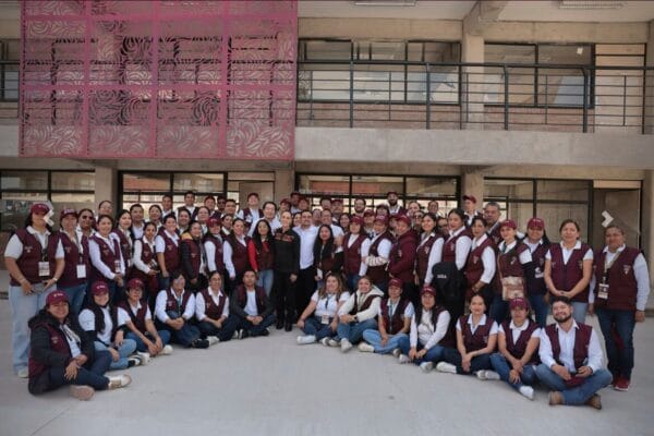 Presidenta Sheinbaum habla con estudiantes en la cancha del nuevo Bachillerato Tecnológico de El Marqués, Querétaro.
