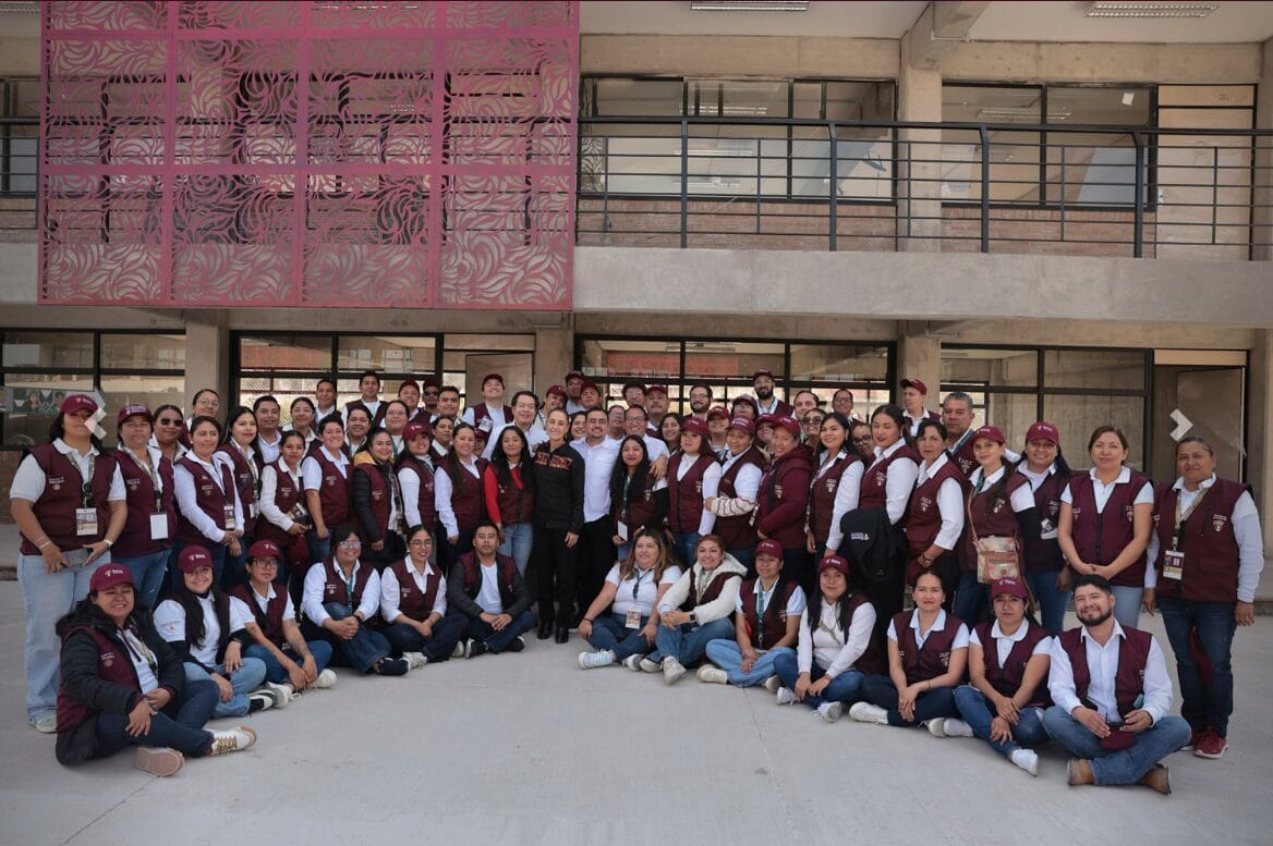 Presidenta Sheinbaum habla con estudiantes en la cancha del nuevo Bachillerato Tecnológico de El Marqués, Querétaro.
