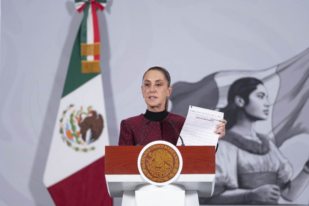 Presidenta Sheinbaum y secretaria Montiel muestran el nuevo talonario de recetas de Farmacias del Bienestar durante conferencia.